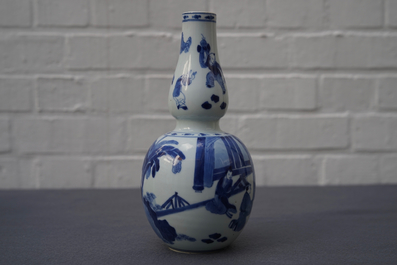 Een Chinese blauwwitte kalebasvaas met figuratief decor, Kangxi